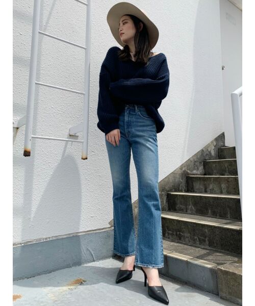 GYDA（ジェイダ）の「センターラインセミフレアデニムパンツ（デニムパンツ・レディース・ライトブルー/ブルー・SMALL/MEDIUM/X-SMALL）」の4枚目の写真