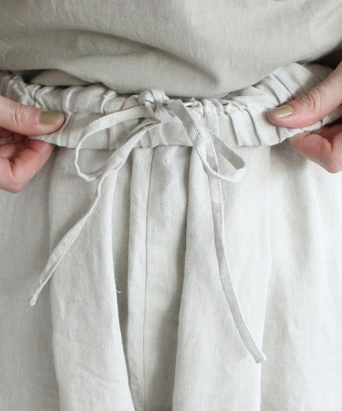 yuni(ユニ )の「Linen Twill gom tuck パンツ(その他パンツ・レディース・ネイビー/ホワイト/ピンク・FREE)」の9枚目の写真