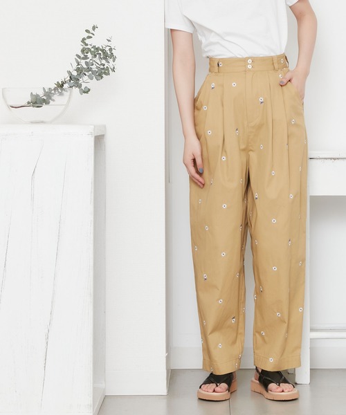 POU DOU DOU（プードゥドゥ）の「デイジー刺繍タックパンツ（その他パンツ・レディース・ベージュ/ネイビー/カーキ・3）」の2枚目の写真