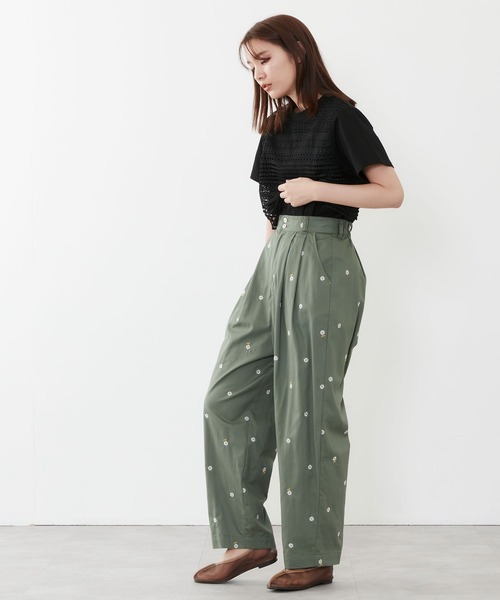 POU DOU DOU（プードゥドゥ）の「デイジー刺繍タックパンツ（その他パンツ・レディース・ベージュ/ネイビー/カーキ・3）」の3枚目の写真