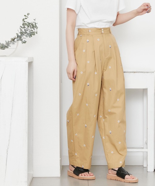 POU DOU DOU（プードゥドゥ）の「デイジー刺繍タックパンツ（その他パンツ・レディース・ベージュ/ネイビー/カーキ・3）」の4枚目の写真