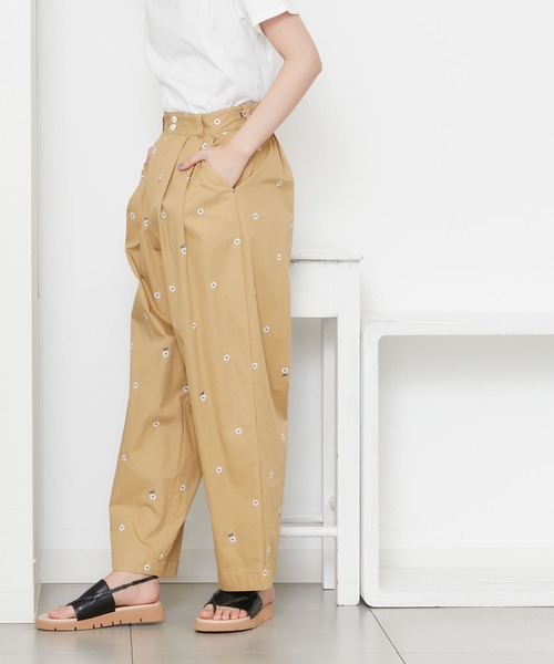 POU DOU DOU（プードゥドゥ）の「デイジー刺繍タックパンツ（その他パンツ・レディース・ベージュ/ネイビー/カーキ・3）」の5枚目の写真