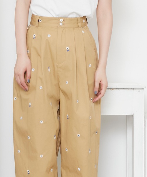 POU DOU DOU（プードゥドゥ）の「デイジー刺繍タックパンツ（その他パンツ・レディース・ベージュ/ネイビー/カーキ・3）」の6枚目の写真