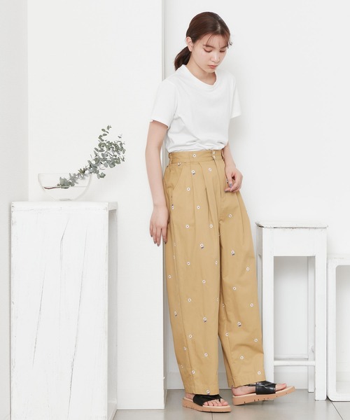POU DOU DOU（プードゥドゥ）の「デイジー刺繍タックパンツ（その他パンツ・レディース・ベージュ/ネイビー/カーキ・3）」の7枚目の写真