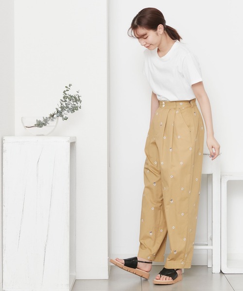 POU DOU DOU（プードゥドゥ）の「デイジー刺繍タックパンツ（その他パンツ・レディース・ベージュ/ネイビー/カーキ・3）」の8枚目の写真