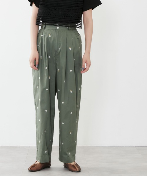 POU DOU DOU（プードゥドゥ）の「デイジー刺繍タックパンツ（その他パンツ・レディース・ベージュ/ネイビー/カーキ・3）」の11枚目の写真