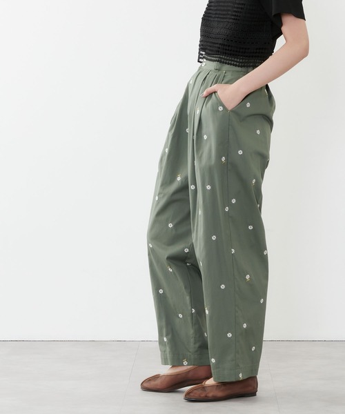 POU DOU DOU（プードゥドゥ）の「デイジー刺繍タックパンツ（その他パンツ・レディース・ベージュ/ネイビー/カーキ・3）」の12枚目の写真