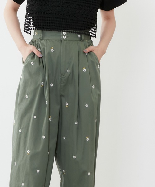 POU DOU DOU（プードゥドゥ）の「デイジー刺繍タックパンツ（その他パンツ・レディース・ベージュ/ネイビー/カーキ・3）」の15枚目の写真