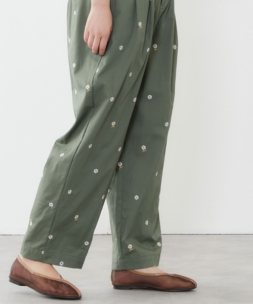 POU DOU DOU（プードゥドゥ）の「デイジー刺繍タックパンツ（その他パンツ・レディース・ベージュ/ネイビー/カーキ・3）」の16枚目の写真