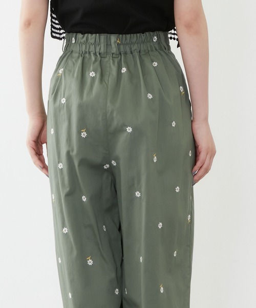 POU DOU DOU（プードゥドゥ）の「デイジー刺繍タックパンツ（その他パンツ・レディース・ベージュ/ネイビー/カーキ・3）」の17枚目の写真