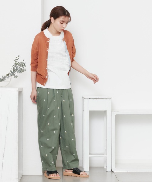 POU DOU DOU（プードゥドゥ）の「デイジー刺繍タックパンツ（その他パンツ・レディース・ベージュ/ネイビー/カーキ・3）」の19枚目の写真