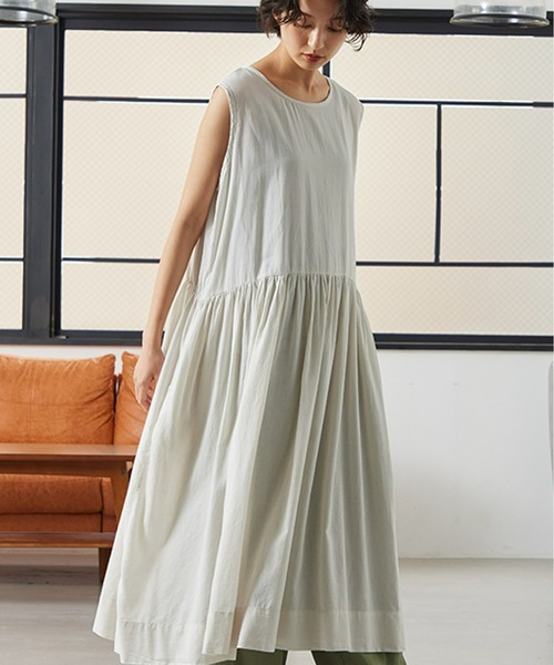 OMNES（オムネス）の「綿サテンガーゼ 後ヨークギャザーワンピース（ワンピース・レディース・オフホワイト/グレー系その他/サーモンピンク/チャコール・FREE）」の2枚目の写真