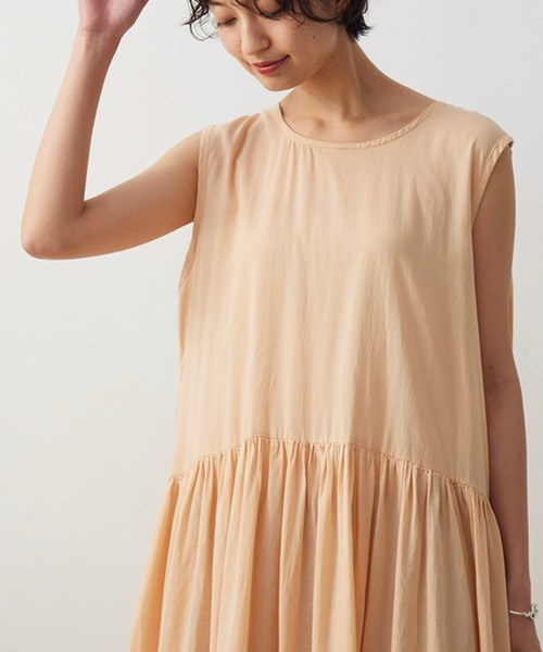 OMNES（オムネス）の「綿サテンガーゼ 後ヨークギャザーワンピース（ワンピース・レディース・オフホワイト/グレー系その他/サーモンピンク/チャコール・FREE）」の4枚目の写真