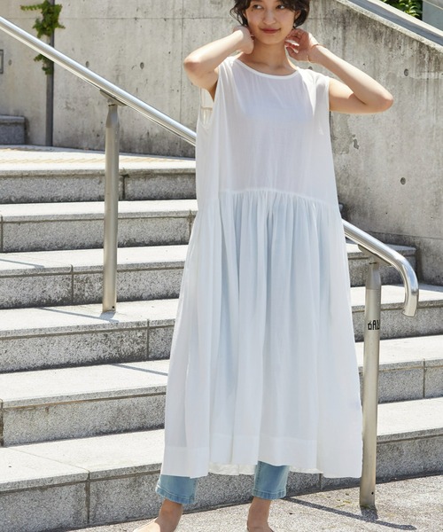 OMNES（オムネス）の「綿サテンガーゼ 後ヨークギャザーワンピース（ワンピース・レディース・オフホワイト/グレー系その他/サーモンピンク/チャコール・FREE）」の5枚目の写真