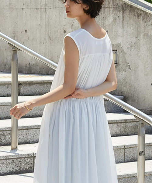 OMNES（オムネス）の「綿サテンガーゼ 後ヨークギャザーワンピース（ワンピース・レディース・オフホワイト/グレー系その他/サーモンピンク/チャコール・FREE）」の9枚目の写真