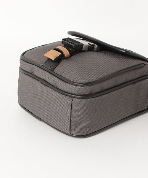 Guess（ゲス）の「MASSA Top Zip Crossbody Flat（ショルダーバッグ・メンズ・ブラック/グレー・ONE SIZE）」の13枚目の写真