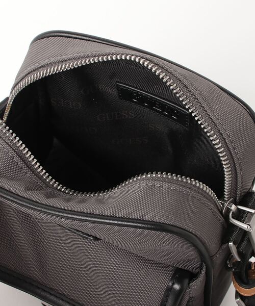 Guess（ゲス）の「MASSA Top Zip Crossbody Flat（ショルダーバッグ・メンズ・ブラック/グレー・ONE SIZE）」の7枚目の写真