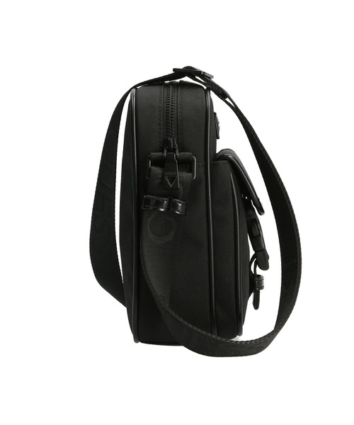 Guess（ゲス）の「MASSA Top Zip Crossbody Flat（ショルダーバッグ・メンズ・ブラック/グレー・ONE SIZE）」の18枚目の写真
