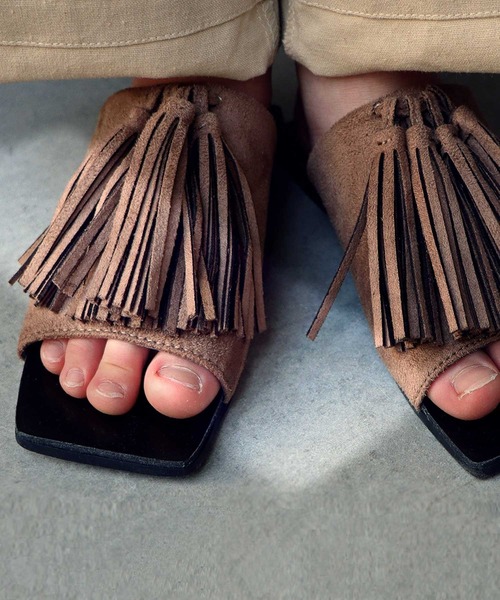 antiqua（アンティカ）の「ボリュームタッセルサンダル（サンダル・キッズ・アッシュブラウン・200/180/170/210/190）」の2枚目の写真