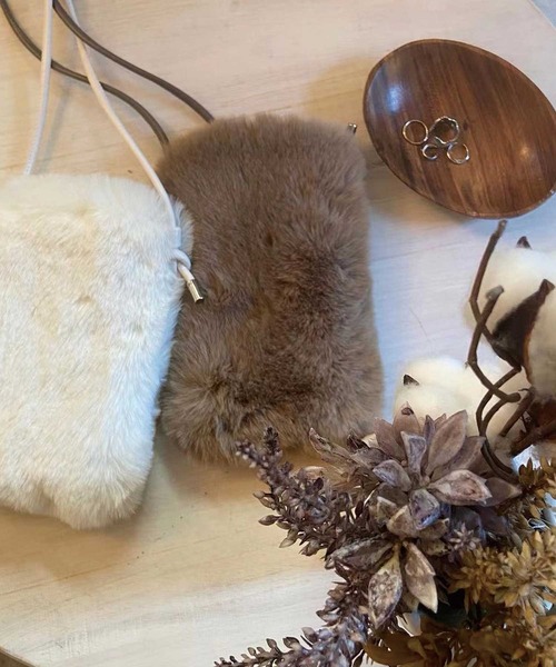 CORNERS（コーナーズ）の「ファーミニショルダーバッグ（ショルダーバッグ・レディース・ブラック/オレンジ/グリーン/アイボリー/モカ/ラベンダー・FREE）」の3枚目の写真