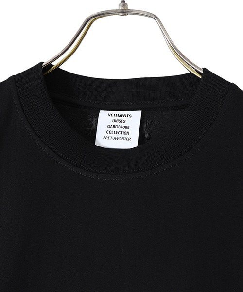 VETEMENTS（ヴェトモン）の「VETEMENTS / ヴェトモン：LOGO LABEL T-SHIRT：UE52TR120[RIP]（Tシャツ/カットソー・メンズ・ブラック×ホワイト/ホワイト×ピンク・S/M/XS）」の7枚目の写真