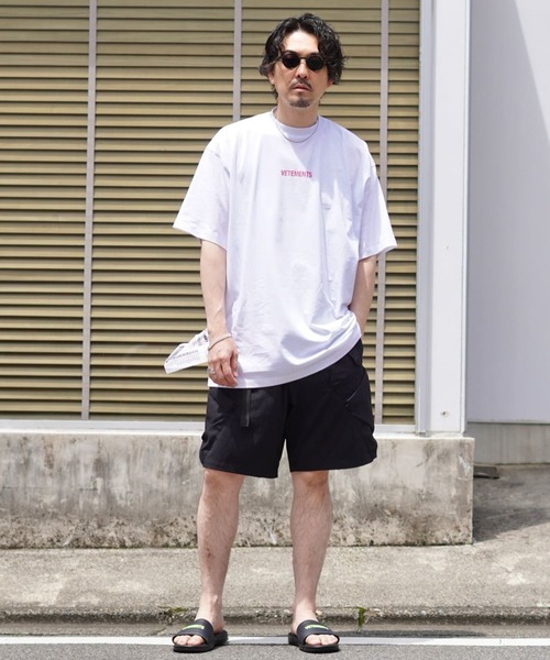 VETEMENTS（ヴェトモン）の「VETEMENTS / ヴェトモン：LOGO LABEL T-SHIRT：UE52TR120[RIP]（Tシャツ/カットソー・メンズ・ブラック×ホワイト/ホワイト×ピンク・S/M/XS）」の4枚目の写真