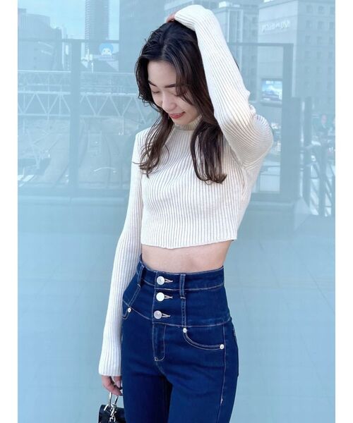 EMODA（エモダ）の「ハイネッククロップニット（ニット/セーター・レディース・ブラック/ブルー/グリーン/アイボリー/グレー・FREE）」の2枚目の写真