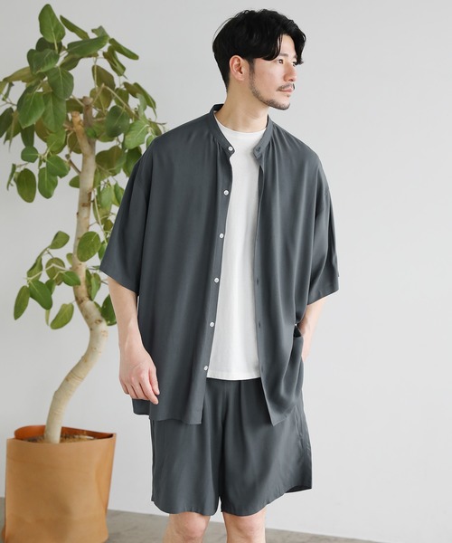 LIL VENDARS（リルヴェンダース）の「【巾着付き3点セット】レーヨン半袖バンドカラーシャツ＆ショートパンツ ショーツ セットアップ（シャツ/ブラウス・メンズ・チャコールグレー/ライトグレー/ブラック/ネイビー/カーキ/ブルー/アッシュ/ブラック系/グレー系/ブラウン系/サックスブルー系/ストライプ/アイボリー/ブラック系1・M/L/XL）」の5枚目の写真