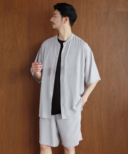 LIL VENDARS（リルヴェンダース）の「【巾着付き3点セット】レーヨン半袖バンドカラーシャツ＆ショートパンツ ショーツ セットアップ（シャツ/ブラウス・メンズ・チャコールグレー/ライトグレー/ブラック/ネイビー/カーキ/ブルー/アッシュ/ブラック系/グレー系/ブラウン系/サックスブルー系/ストライプ/アイボリー/ブラック系1・M/L/XL）」の6枚目の写真