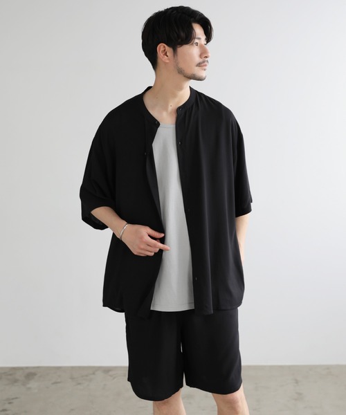 LIL VENDARS（リルヴェンダース）の「【巾着付き3点セット】レーヨン半袖バンドカラーシャツ＆ショートパンツ ショーツ セットアップ（シャツ/ブラウス・メンズ・チャコールグレー/ライトグレー/ブラック/ネイビー/カーキ/ブルー/アッシュ/ブラック系/グレー系/ブラウン系/サックスブルー系/ストライプ/アイボリー/ブラック系1・M/L/XL）」の2枚目の写真