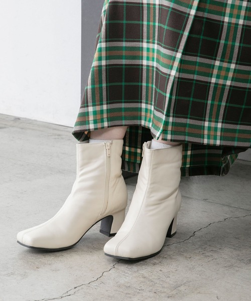 BONLECILL（ボンルシール）の「フェイクレザー スクエアトゥショートブーツ（ブーツ・レディース・アイボリー/ブラック/ブラウン・S/M/L）」の4枚目の写真