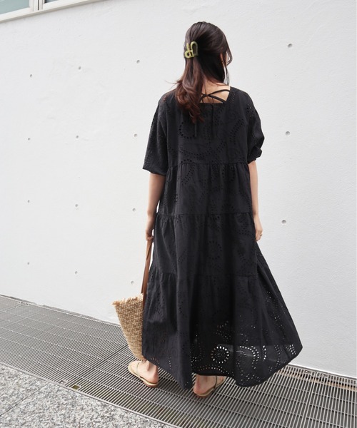 Brownie（ブラウニー）の「Brownie 体型カバー パンチングレースティアードワンピース＋キャミインナー（ワンピース・レディース・ブラック/グリーン/ホワイト・FREE）」の2枚目の写真