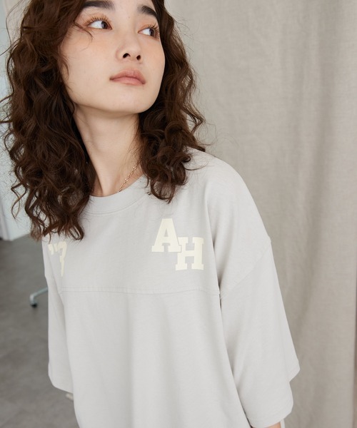 AMERICAN HOLIC（アメリカンホリック）の「裾ラウンドロゴカットチュニック/ビッグシルエット（Tシャツ/カットソー・レディース・マスタード/チャコールグレー/グレイッシュベージュ・L/M）」の3枚目の写真