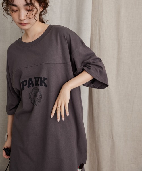 AMERICAN HOLIC（アメリカンホリック）の「裾ラウンドロゴカットチュニック/ビッグシルエット（Tシャツ/カットソー・レディース・マスタード/チャコールグレー/グレイッシュベージュ・L/M）」の2枚目の写真