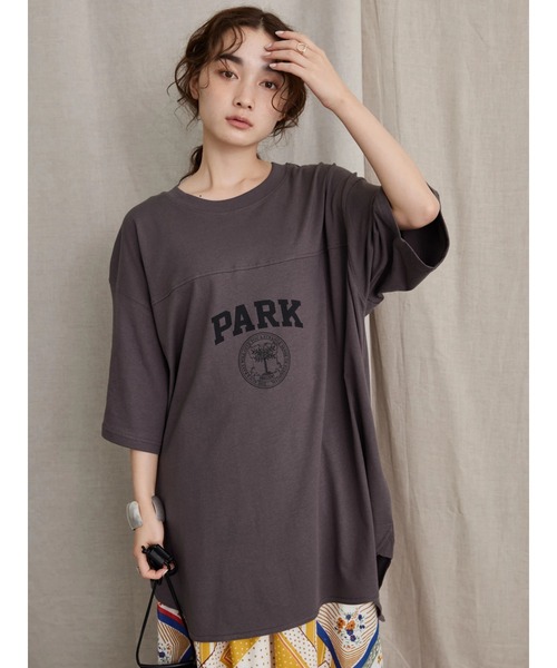 AMERICAN HOLIC（アメリカンホリック）の「裾ラウンドロゴカットチュニック/ビッグシルエット（Tシャツ/カットソー・レディース・マスタード/チャコールグレー/グレイッシュベージュ・L/M）」の5枚目の写真