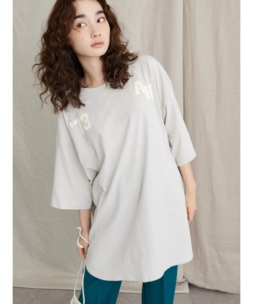 AMERICAN HOLIC（アメリカンホリック）の「裾ラウンドロゴカットチュニック/ビッグシルエット（Tシャツ/カットソー・レディース・マスタード/チャコールグレー/グレイッシュベージュ・L/M）」の7枚目の写真