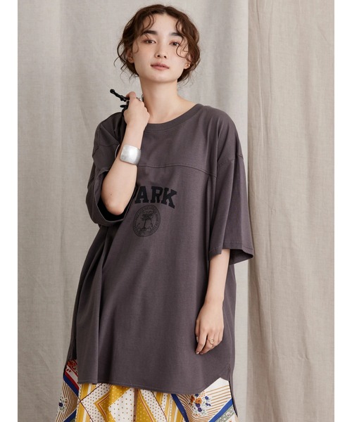 AMERICAN HOLIC（アメリカンホリック）の「裾ラウンドロゴカットチュニック/ビッグシルエット（Tシャツ/カットソー・レディース・マスタード/チャコールグレー/グレイッシュベージュ・L/M）」の9枚目の写真