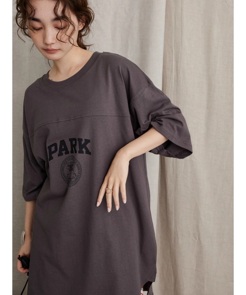 AMERICAN HOLIC（アメリカンホリック）の「裾ラウンドロゴカットチュニック/ビッグシルエット（Tシャツ/カットソー・レディース・マスタード/チャコールグレー/グレイッシュベージュ・L/M）」の13枚目の写真