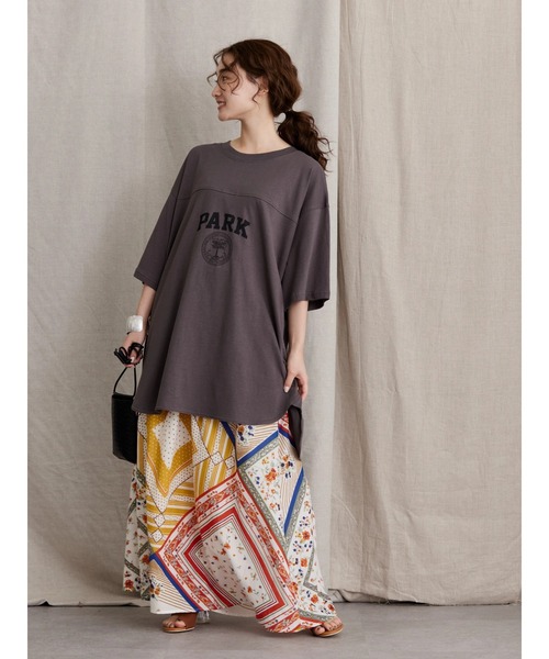 AMERICAN HOLIC（アメリカンホリック）の「裾ラウンドロゴカットチュニック/ビッグシルエット（Tシャツ/カットソー・レディース・マスタード/チャコールグレー/グレイッシュベージュ・L/M）」の14枚目の写真