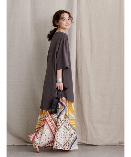 AMERICAN HOLIC（アメリカンホリック）の「裾ラウンドロゴカットチュニック/ビッグシルエット（Tシャツ/カットソー・レディース・マスタード/チャコールグレー/グレイッシュベージュ・L/M）」の16枚目の写真