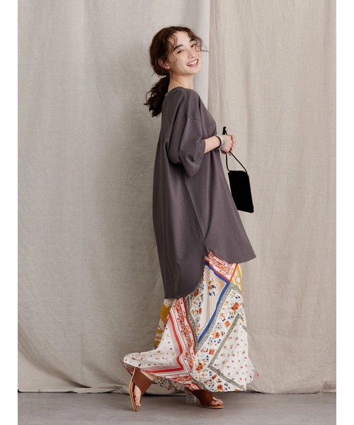 AMERICAN HOLIC（アメリカンホリック）の「裾ラウンドロゴカットチュニック/ビッグシルエット（Tシャツ/カットソー・レディース・マスタード/チャコールグレー/グレイッシュベージュ・L/M）」の17枚目の写真