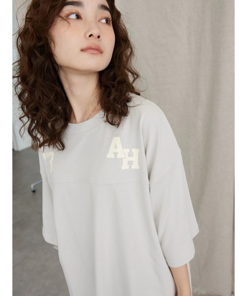 AMERICAN HOLIC（アメリカンホリック）の「裾ラウンドロゴカットチュニック/ビッグシルエット（Tシャツ/カットソー・レディース・マスタード/チャコールグレー/グレイッシュベージュ・L/M）」の19枚目の写真
