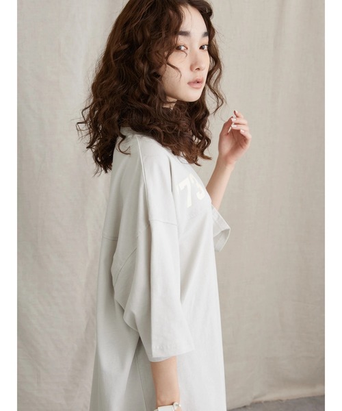 AMERICAN HOLIC（アメリカンホリック）の「裾ラウンドロゴカットチュニック/ビッグシルエット（Tシャツ/カットソー・レディース・マスタード/チャコールグレー/グレイッシュベージュ・L/M）」の20枚目の写真