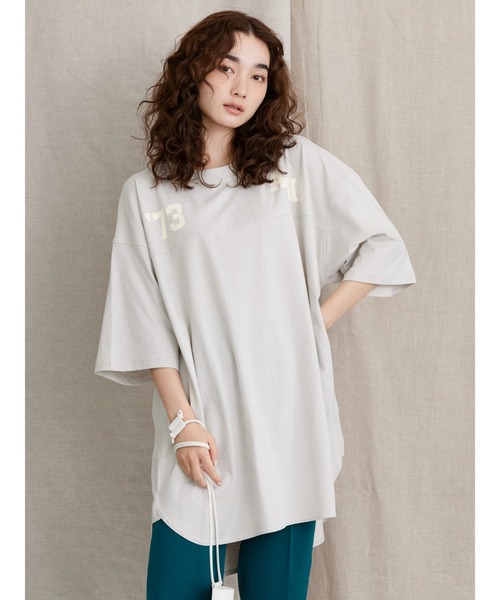 AMERICAN HOLIC（アメリカンホリック）の「裾ラウンドロゴカットチュニック/ビッグシルエット（Tシャツ/カットソー・レディース・マスタード/チャコールグレー/グレイッシュベージュ・L/M）」の22枚目の写真