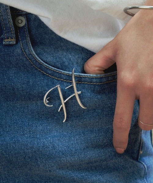 A part by（アパートバイ）の「イニシャルブローチ　163470（ブローチ/コサージュ・レディース・ホワイト/オフホワイト/ホワイト系その他2/ホワイト系その他3/ホワイト系その他4/ホワイト系その他5・FREE）」の2枚目の写真