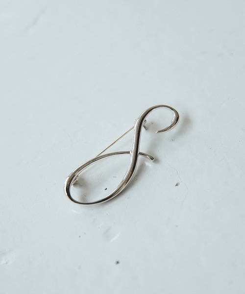 A part by（アパートバイ）の「イニシャルブローチ　163470（ブローチ/コサージュ・レディース・ホワイト/オフホワイト/ホワイト系その他2/ホワイト系その他3/ホワイト系その他4/ホワイト系その他5・FREE）」の3枚目の写真