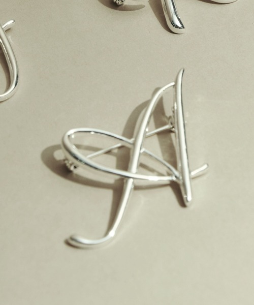 A part by（アパートバイ）の「イニシャルブローチ　163470（ブローチ/コサージュ・レディース・ホワイト/オフホワイト/ホワイト系その他2/ホワイト系その他3/ホワイト系その他4/ホワイト系その他5・FREE）」の4枚目の写真