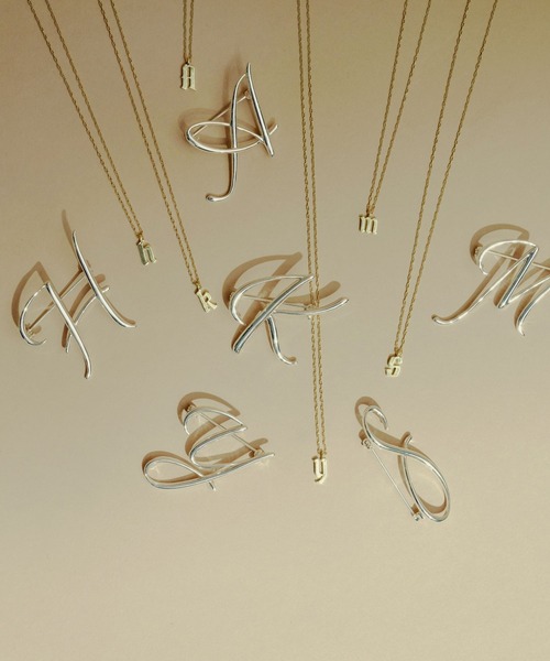 A part by（アパートバイ）の「イニシャルブローチ　163470（ブローチ/コサージュ・レディース・ホワイト/オフホワイト/ホワイト系その他2/ホワイト系その他3/ホワイト系その他4/ホワイト系その他5・FREE）」の7枚目の写真