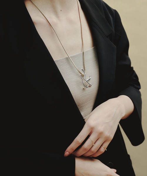 A part by（アパートバイ）の「イニシャルブローチ　163470（ブローチ/コサージュ・レディース・ホワイト/オフホワイト/ホワイト系その他2/ホワイト系その他3/ホワイト系その他4/ホワイト系その他5・FREE）」の9枚目の写真