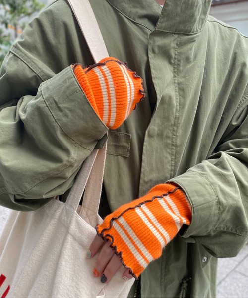 CPCM（シーピーシーエム）の「配色ボーダーアームウォーマー（手袋・レディース・チャコールグレー/オレンジ/アイボリー・FREE）」の5枚目の写真